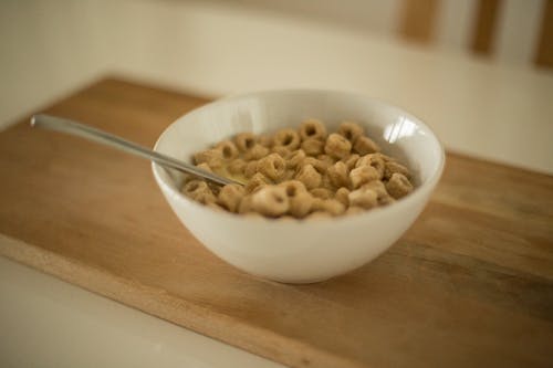 Cereal En Cuenco De Cerámica Blanca Con Cuchara