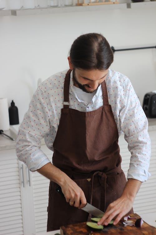 adam, apron, bıçak içeren Ücretsiz stok fotoğraf