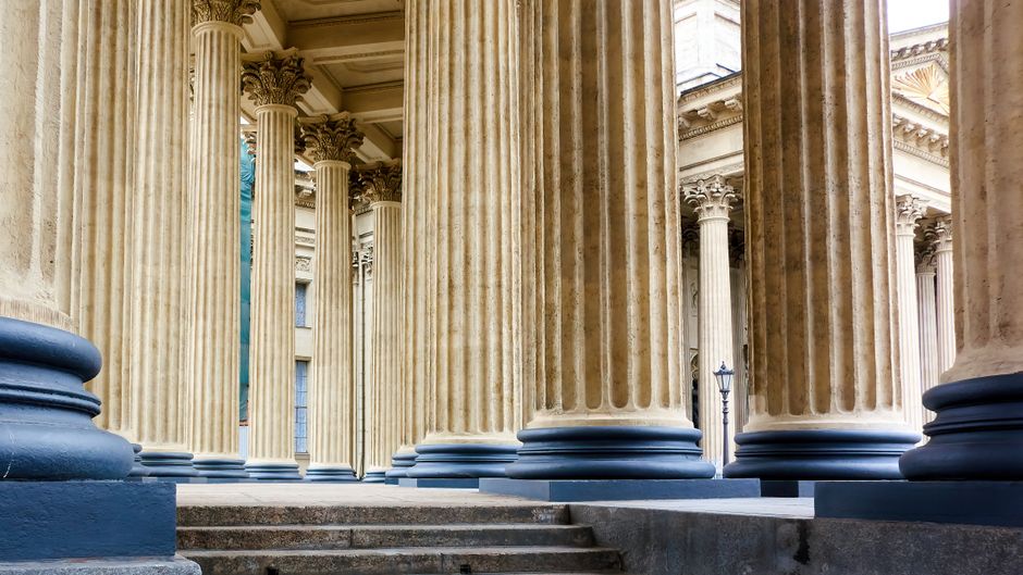Explora la grandeza de la arquitectura neoclásica rusa con majestuosas columnas de piedra y detalles intrincados.