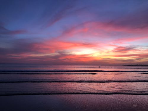 Foto profissional grátis de água, beira-mar, cair da noite