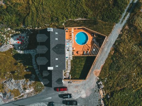 Vuelo FPV sobre propiedad inmobiliaria en Bucaramanga — vista aérea