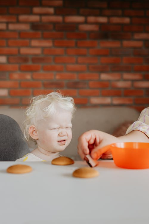 Gratis stockfoto met baby, blondine, cookies