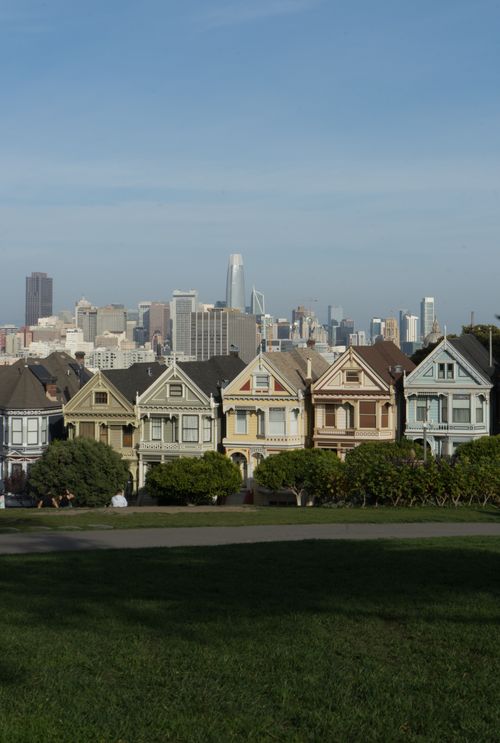 Free Iconic Painted Ladies houses with San Francisco skyline in the background. Stock Photo