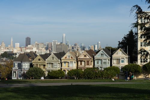 Free Iconic Painted Ladies in San Francisco with city skyline backdrop, perfect urban architecture. Stock Photo