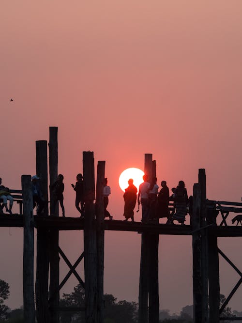 Immagine gratuita di cielo drammatico, persone, pontile