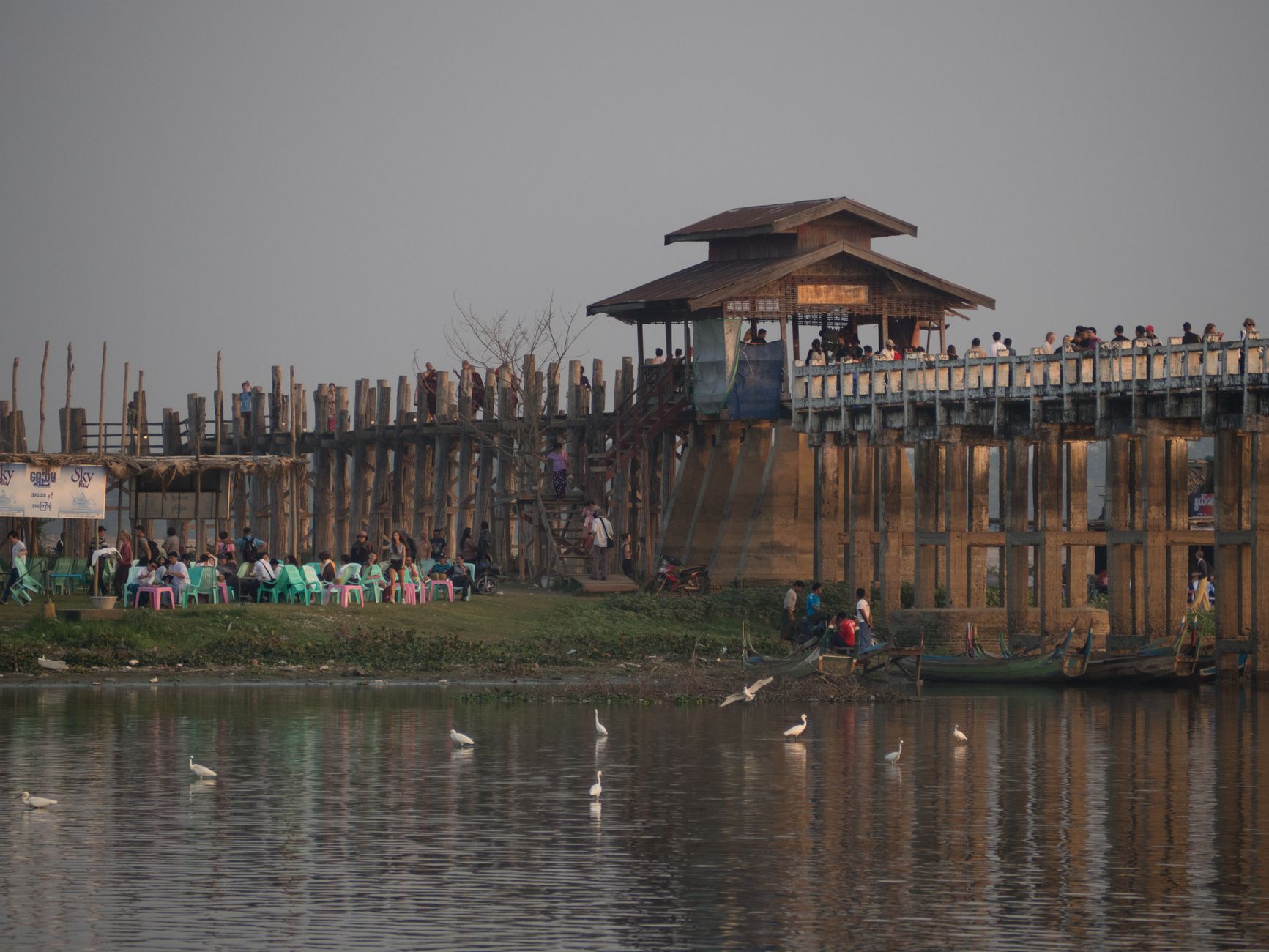 မလေးရှားဘောလုံးကွင်းတွင် ညပိုင်းပွဲစဉ်အပြီး ရလဒ်ဘုတ်ရှေ့ စောင့်ကြည့်နေသော ပရိသတ်များ