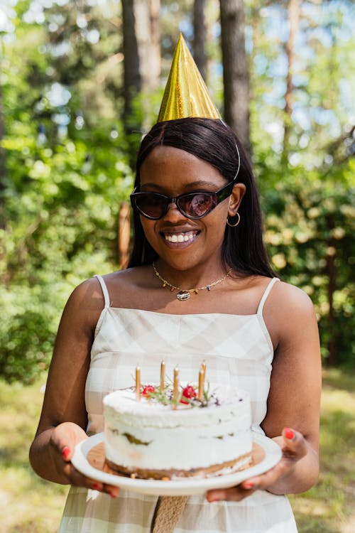 미소 짓는, 생일 케이크, 서 있는의 무료 스톡 사진