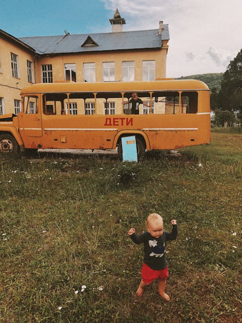 Gratis lagerfoto af børn, bus, gammel