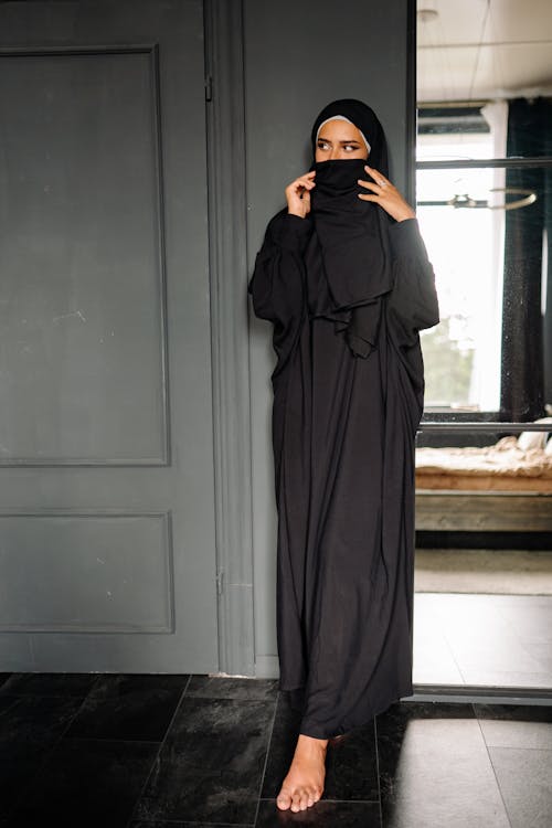 Gratis stockfoto met abaya, bedek gezicht, deur