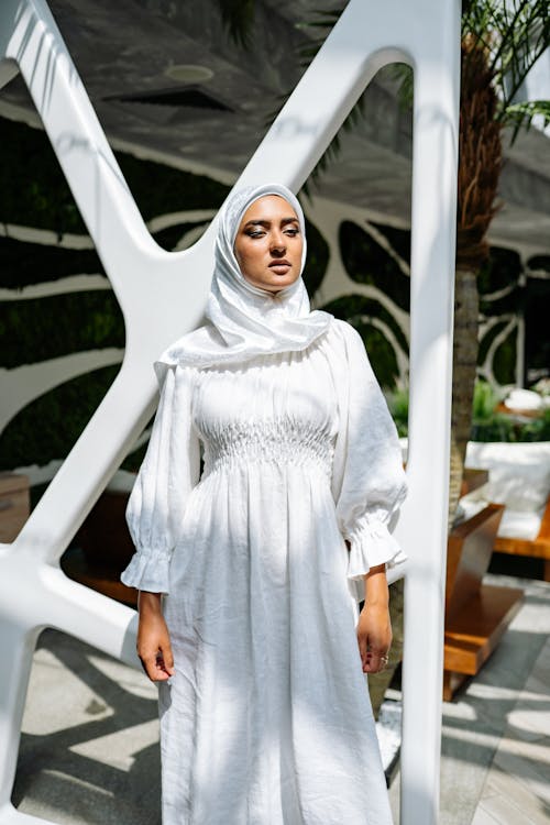Gratis lagerfoto hijab, hvid kjole, kvinde, lodret skud, muslim