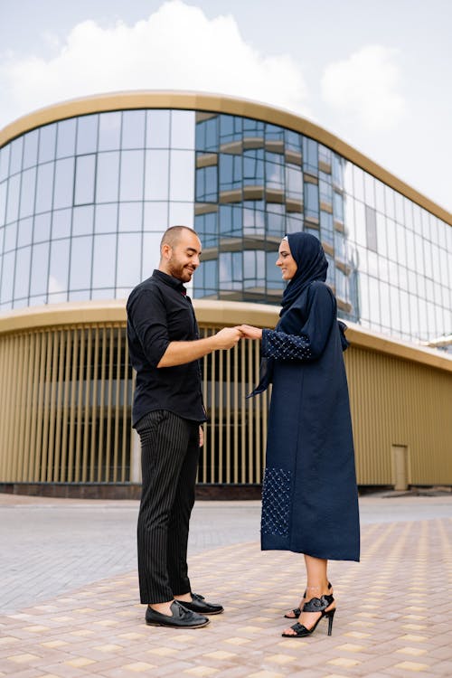 Fotos de stock gratuitas de Abaya, camisa, cogidos de la mano