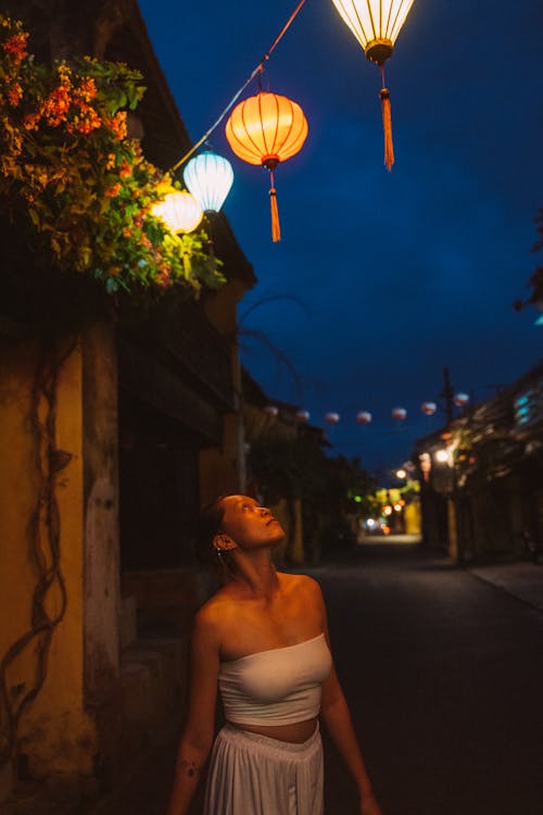 Gratis stockfoto met lampen, mevrouw, omhoog kijken