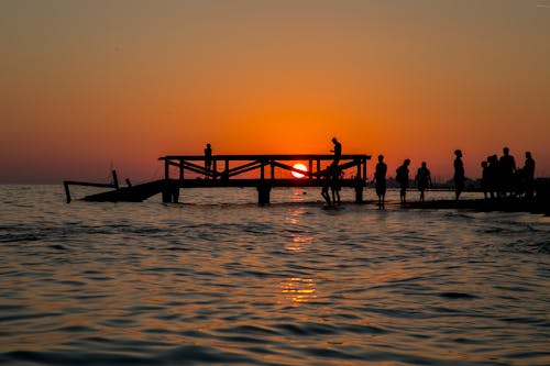 Základová fotografie zdarma na téma beach goers, dok, dramatická obloha