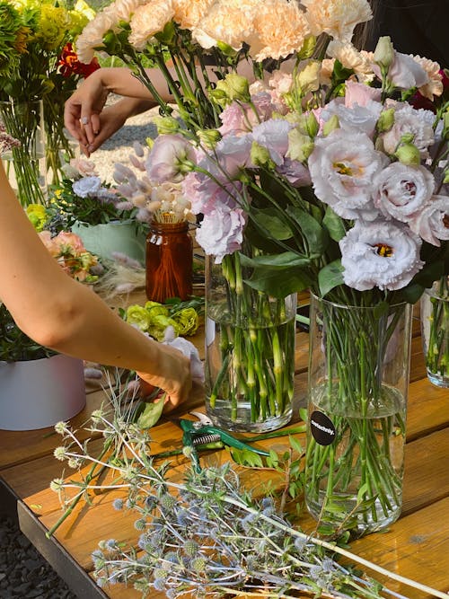 Ücretsiz cam vazolar, Çiçek açmak, Çiçek aranjmanı içeren Ücretsiz stok fotoğraf Stok Fotoğraflar