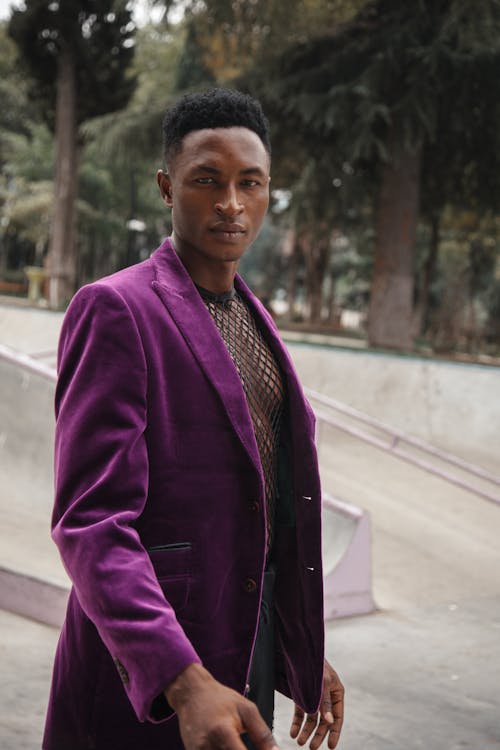 Gratis arkivbilde med afrikansk-amerikansk mann, fasjonabel, lilla dress
