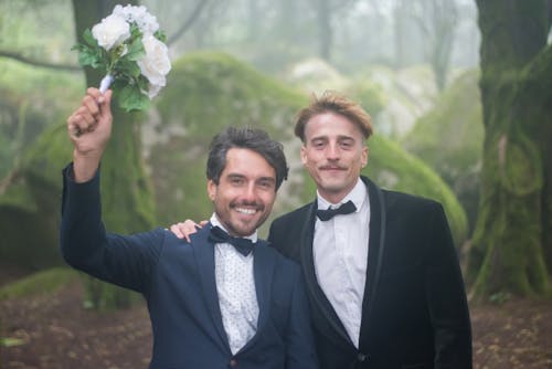 Fotobanka s bezplatnými fotkami na tému držanie, homosexuálny pár, kvety
