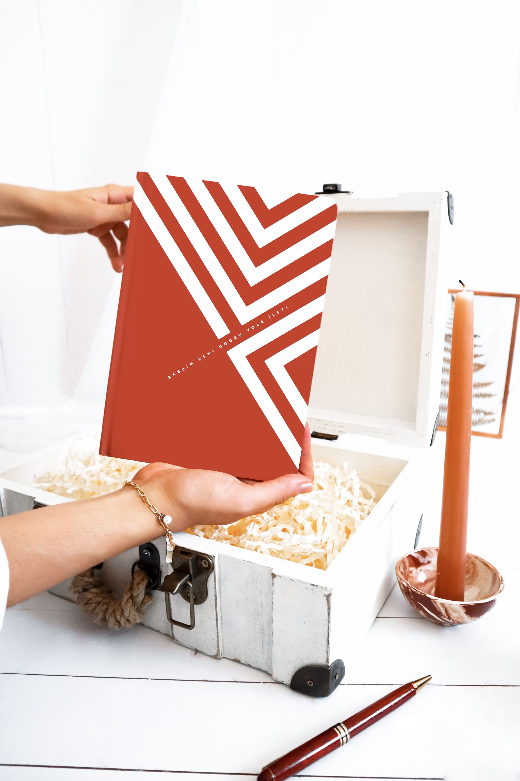 Elegant gift set featuring a modern red and white notebook in a stylish box.