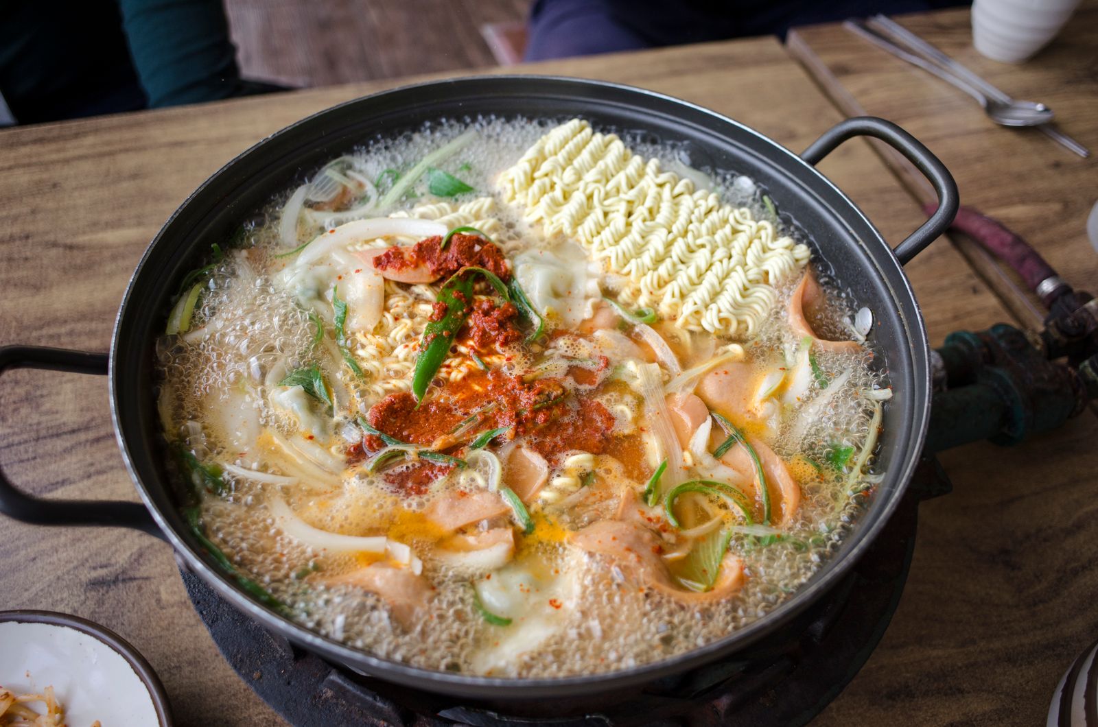 미국 보스턴에 셀프 조리 라면 매장이 문 열 준비를 해요