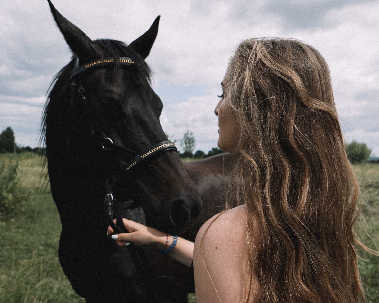 Mujer conectando con un caballo