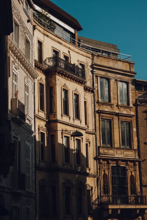 Free Elegant historic building facade in the sunlight, capturing İstanbul's architectural charm. Stock Photo