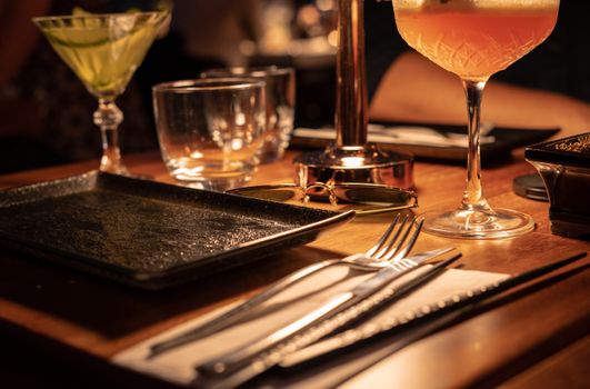 Luxurious table setting in İstanbul featuring cocktails and sophisticated cutlery. Perfect for a classy dining experience.