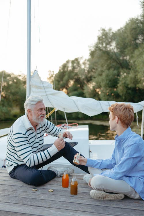 Fotos de stock gratuitas de abuelo, aperitivos, comiendo