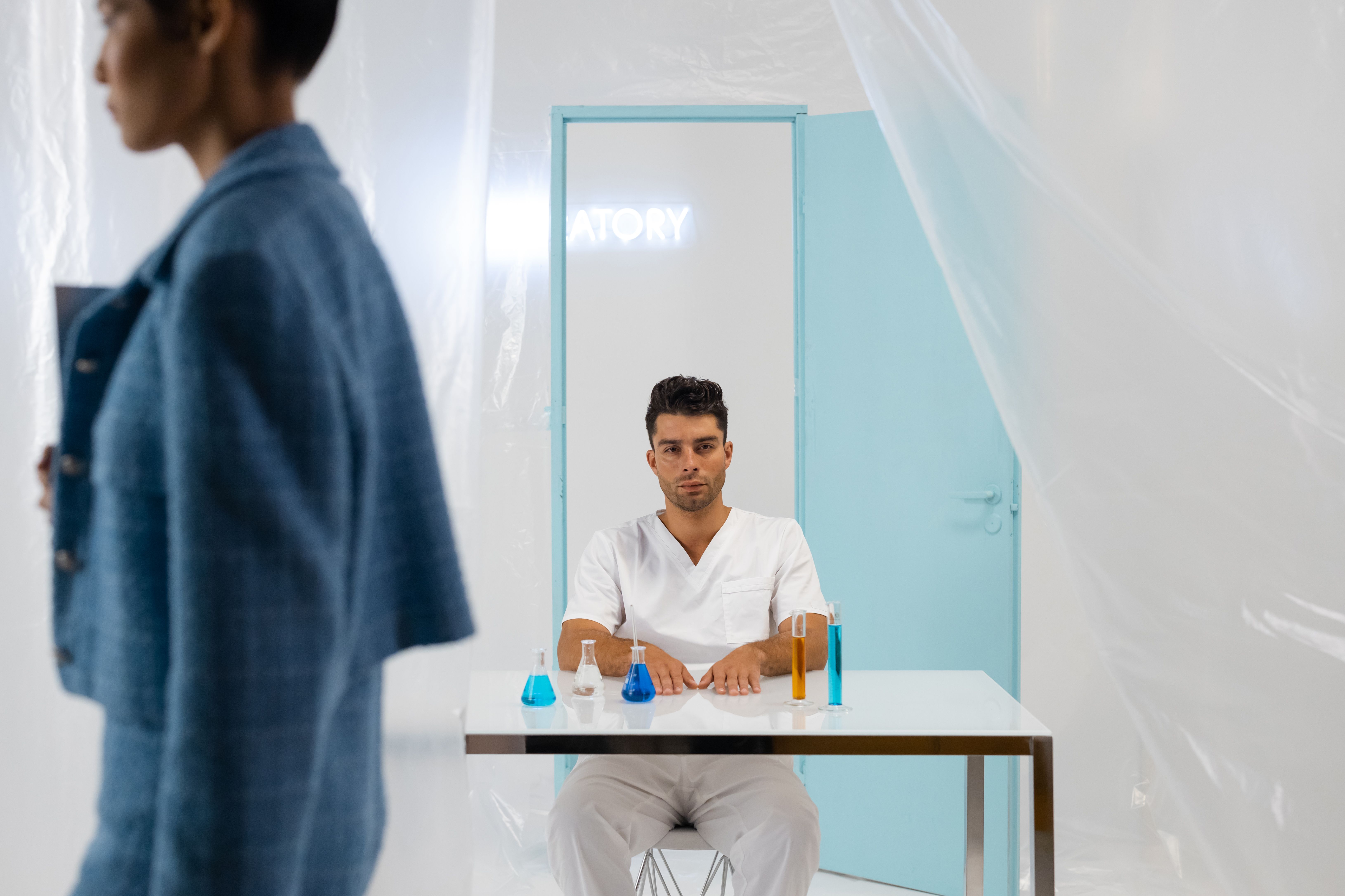 Jaleco médico branco impecável, simbolizando pureza, higiene e conformidade com padrões de saúde.