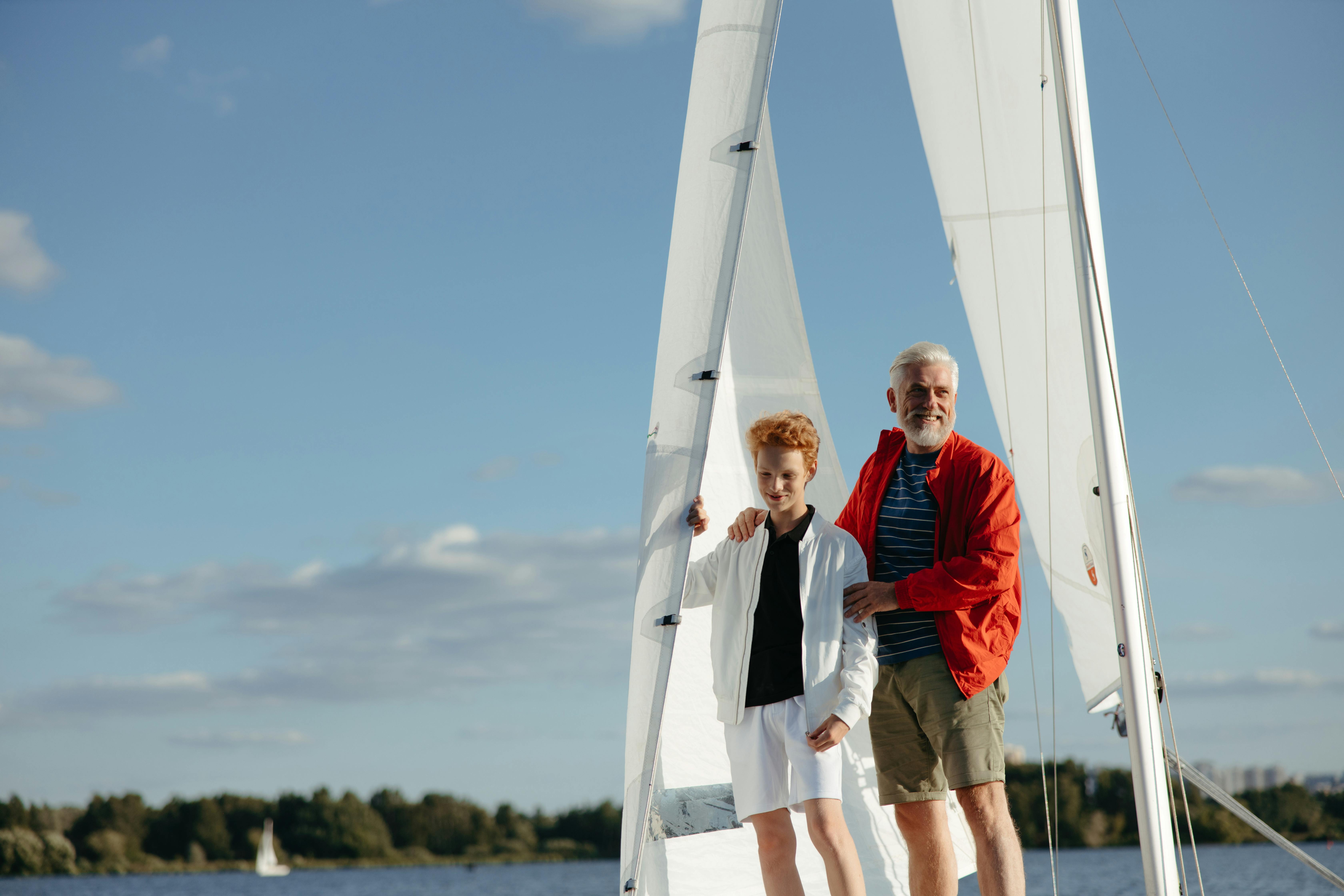 在灿烂的日子里，祖父和孙子之间的快乐时刻