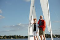 在灿烂的日子里，祖父和孙子之间的快乐时刻