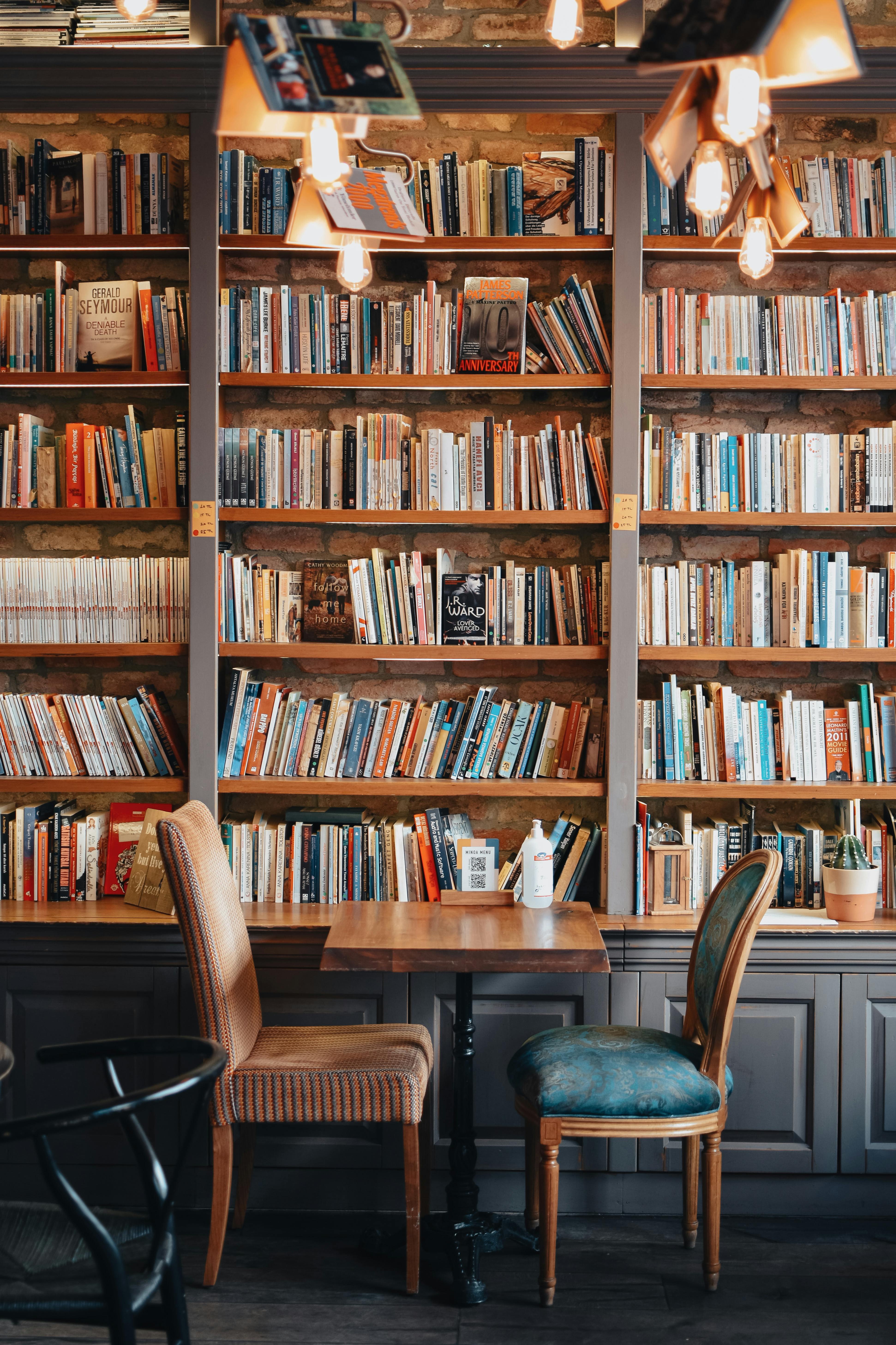 Soporte De Libros En Un Estante En La Biblioteca Foto de archivo - Imagen  de fondo, ideas: 72507116