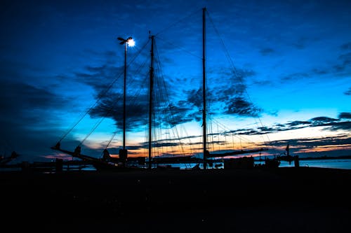 Silhouetfoto Van Zwart Zeilschip