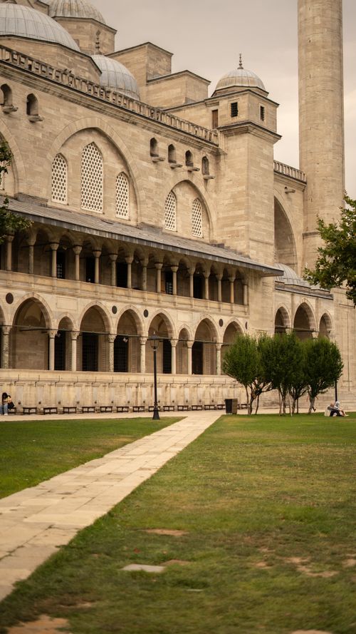 Free Explore the grandeur of the Süleymaniye Mosque, showcasing Ottoman architecture in Istanbul, Turkey. Stock Photo