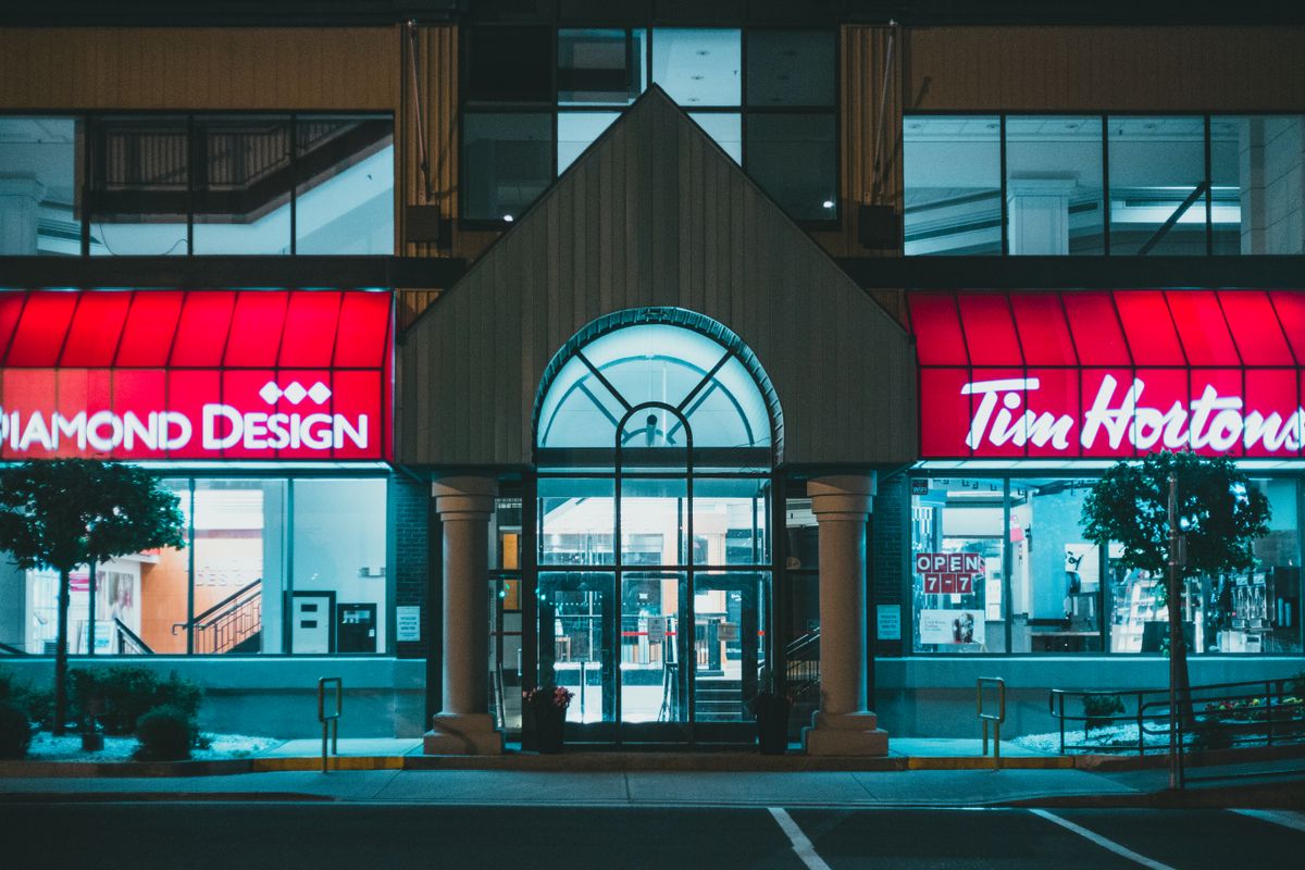 Rue de commerces sécurisée la nuit