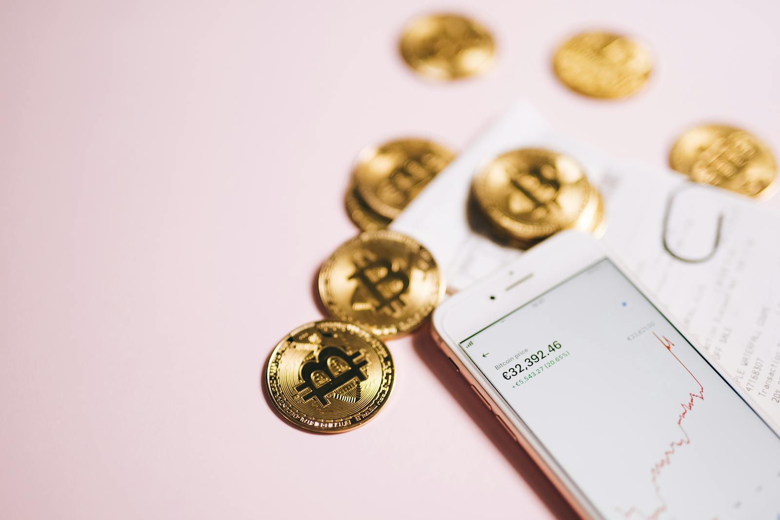 Les Bitcoins et un téléphone portable