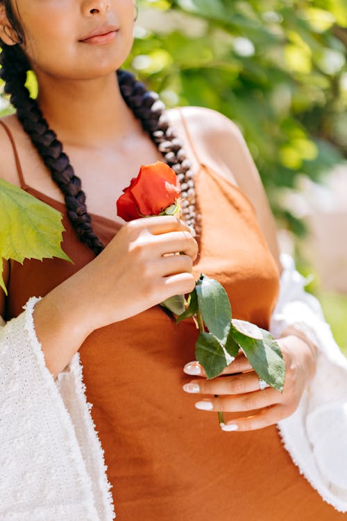 Gratis stockfoto met bloem, handen, jurk