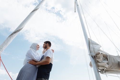 Foto stok gratis bersama, bidikan sudut rendah, cinta