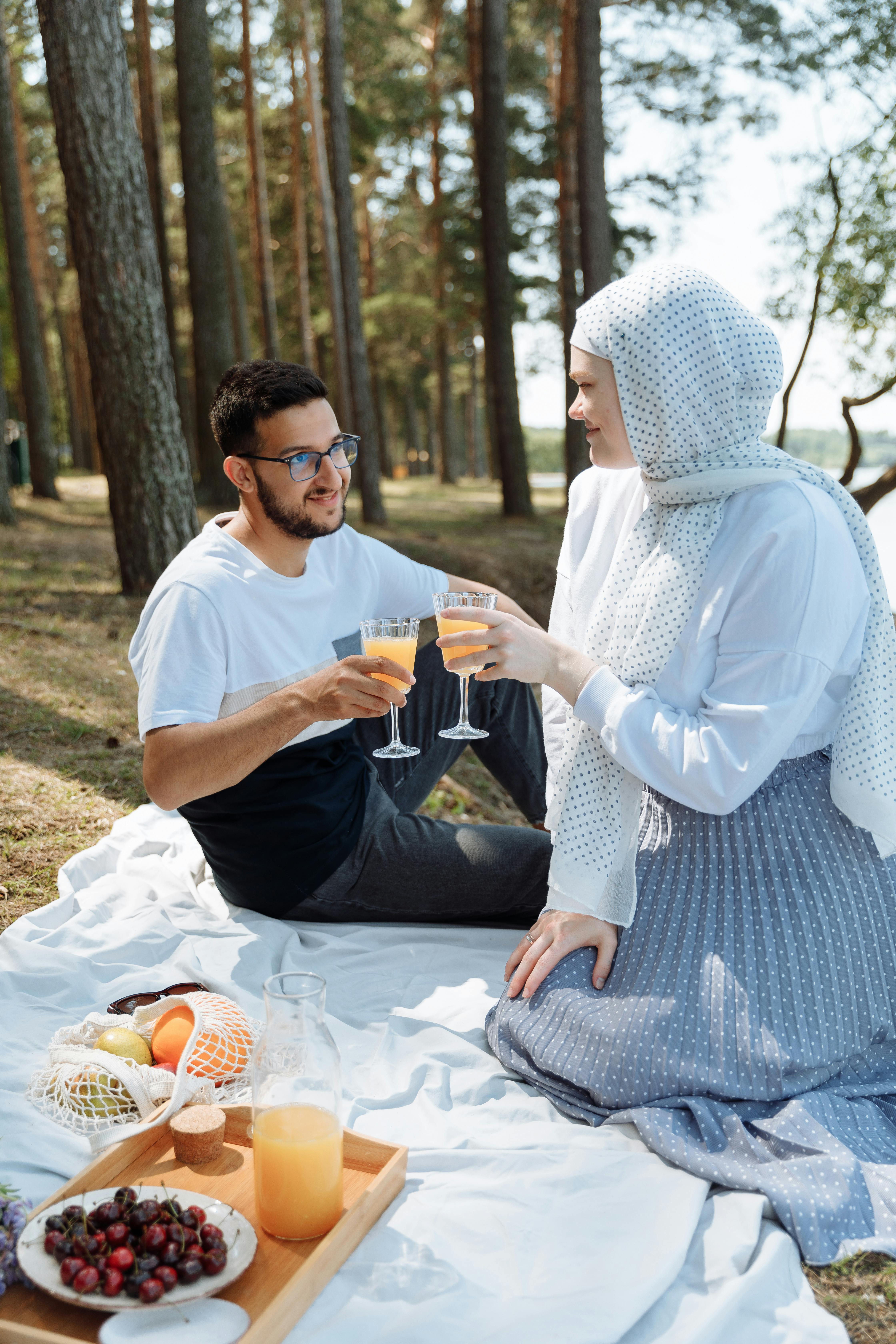 Couple épanoui en pique-nique dans la nature