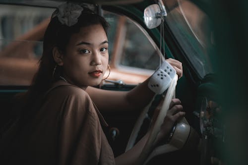 araba, araç kullanmak, Asyalı kadın içeren Ücretsiz stok fotoğraf