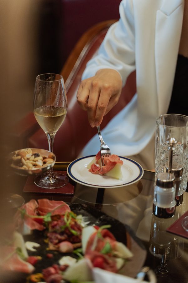 Platou cu mezeluri italiene, prosciutto și vin alb