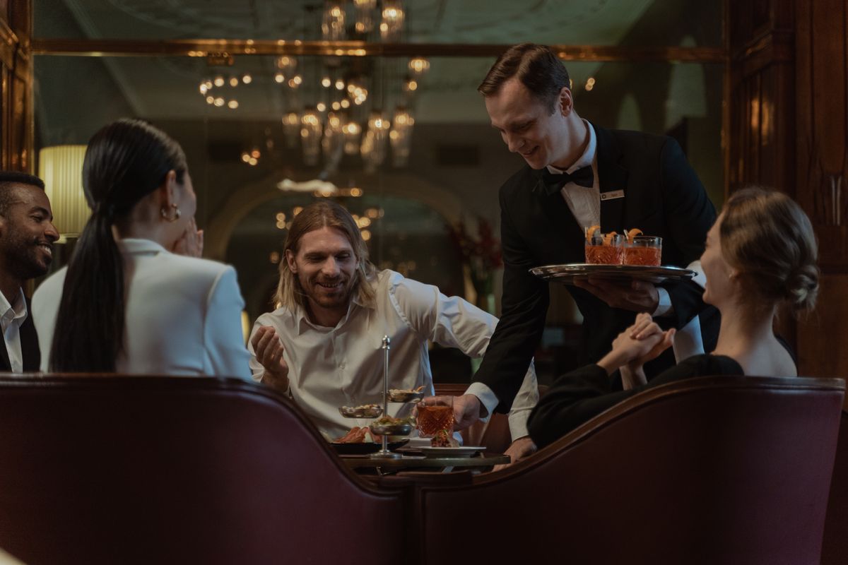 Lavoro cameriere in Italia servizio professionale in ristorante