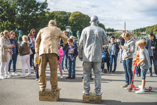 在奥斯陆维格兰公园，街头表演者聚集在多元化的人群中，进行生动的户外表演