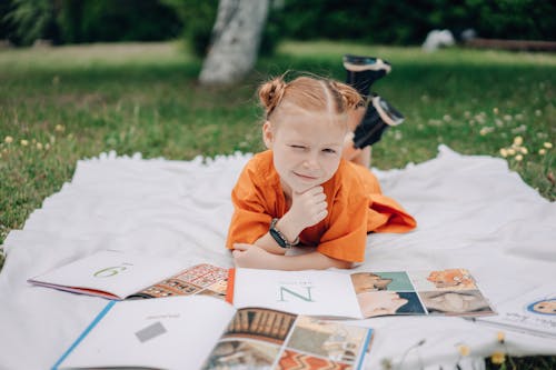 Gratis stockfoto met boeken, deken, glimlachen