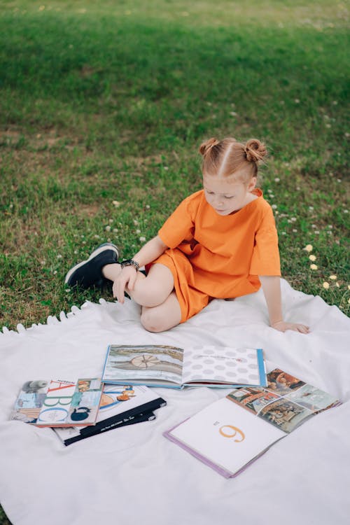 Foto stok gratis anak, belum tua, buku-buku