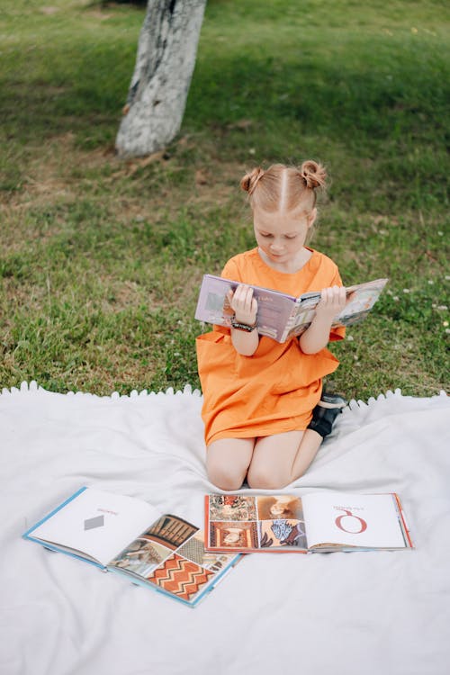 Foto stok gratis anak, belum tua, buku-buku