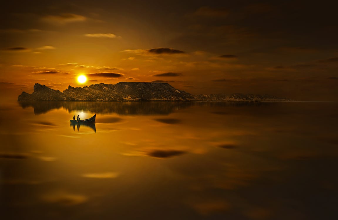 Twp人骑着小船在日落照片
