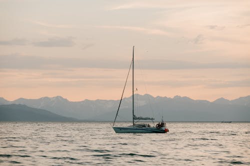 Fotos de stock gratuitas de barca, cielo nublado, cuerpo de agua