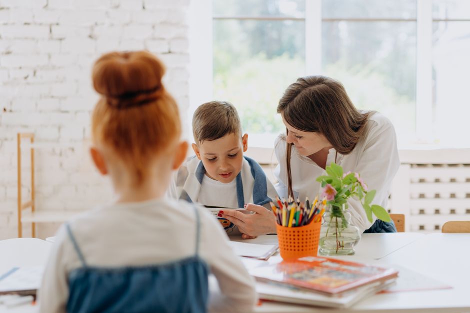 Photo by Mikhail Nilov on Pexels Engaging learning experience with a teacher and child exploring books and creativity in a bright classroom. - Photo by Mikhail Nilov on Pexels