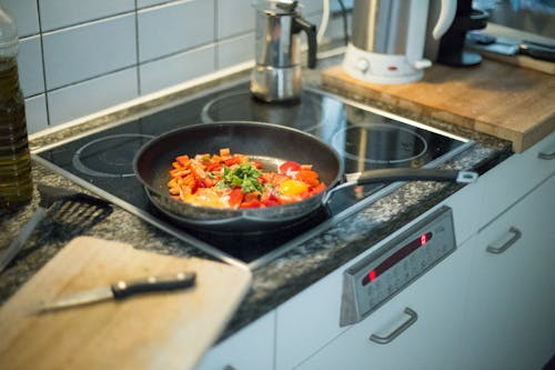 Groene En Oranje Groenten Op Zwarte Koekenpan