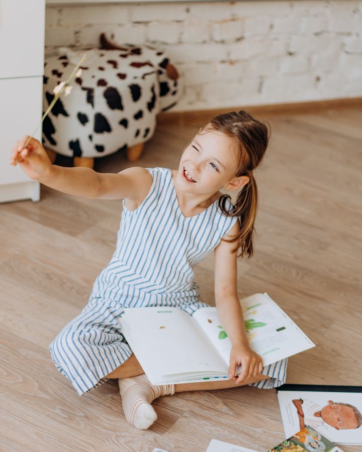Enfant accompagné par une orthopédagogue en ligne