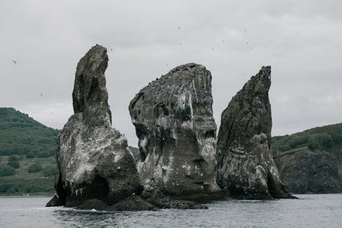 Immagine gratuita di esterno, formazioni rocciose, mare